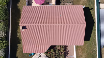 Toiture en cours de démoussage à La Souterraine, avant nettoyage de la couverture