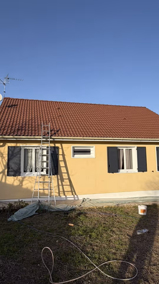 Chantier de toiture en cours près de La Souterraine : échelle appuyée contre la maison et couverture en tuiles remise en état