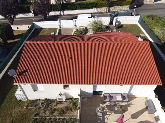 Toiture en tuiles terre cuite entretenue par Pro Façade Toiture, près de La Souterraine
