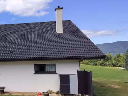 Bord de toiture et gouttière d’une maison à La Souterraine après remise en état de la couverture